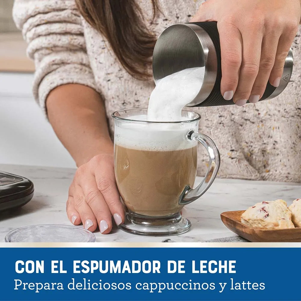 Cafetera Latte 4 en 1 Oster® , con espumador BVSTDC02B