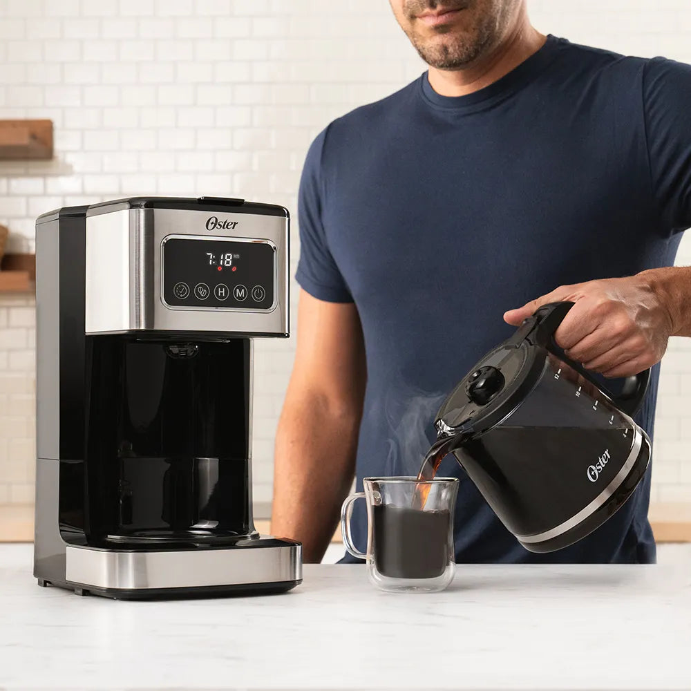 Cafetera Programable con pantalla Táctil, Jarra de Vidrio de 12 Tazas Oster®