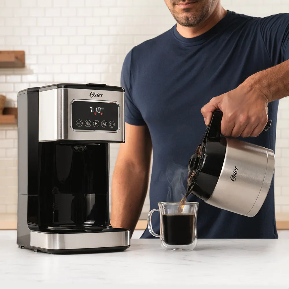 Cafetera programable de 8 tazas con pantalla táctil y jarra en acero inoxidable Oster®