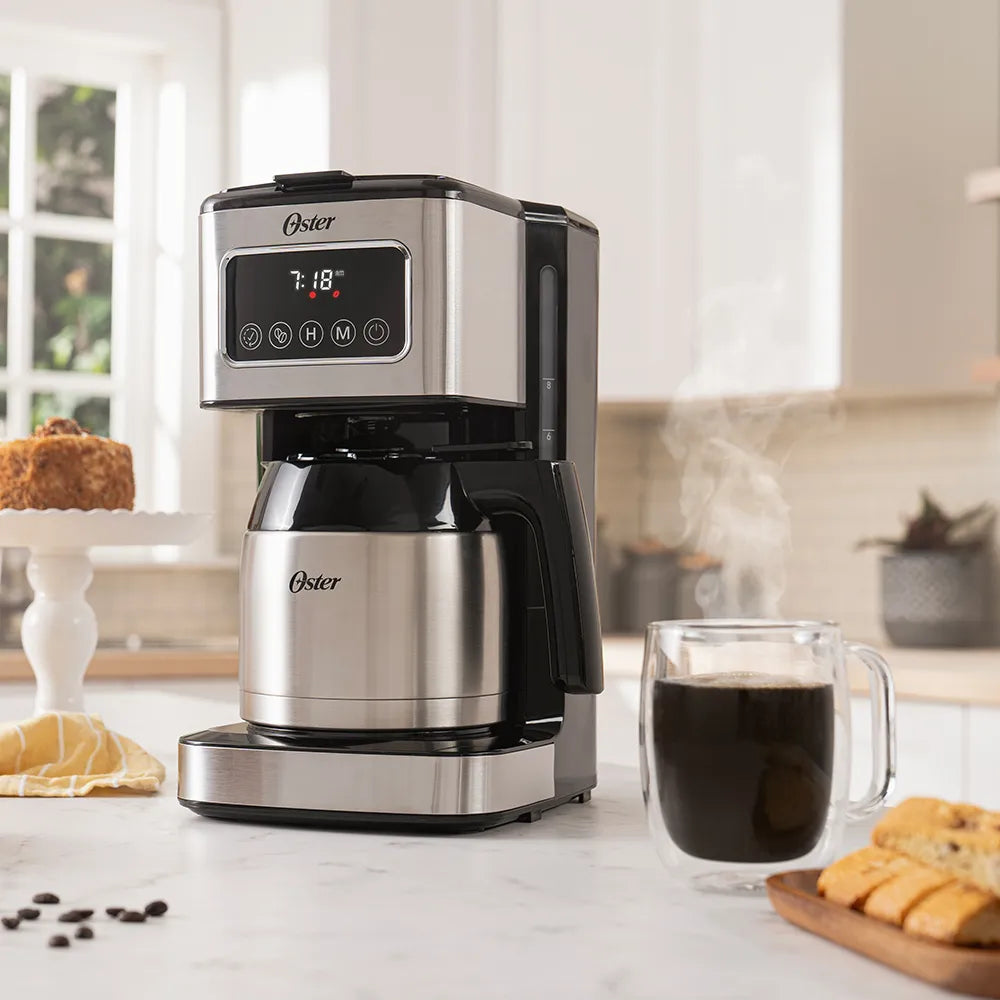 Cafetera programable de 8 tazas con pantalla táctil y jarra en acero inoxidable Oster®